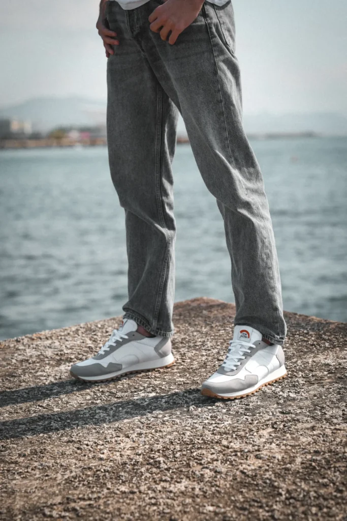 Detalle de unas zapatillas Ston Agona Wave sobre las rocas